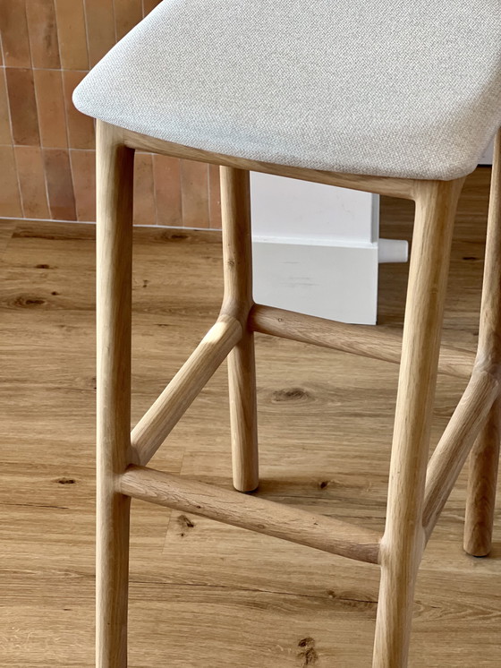 Image 1 of 2 tabourets de bar Rocco neufs – 79 cm – Chêne massif – Charlie Pommier