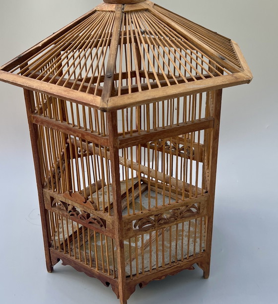 Image 1 of Dekorativer handgefertigter Vogelkäfig mit Holzvogel – Asien, ca. 1950er–1960er Jahre
