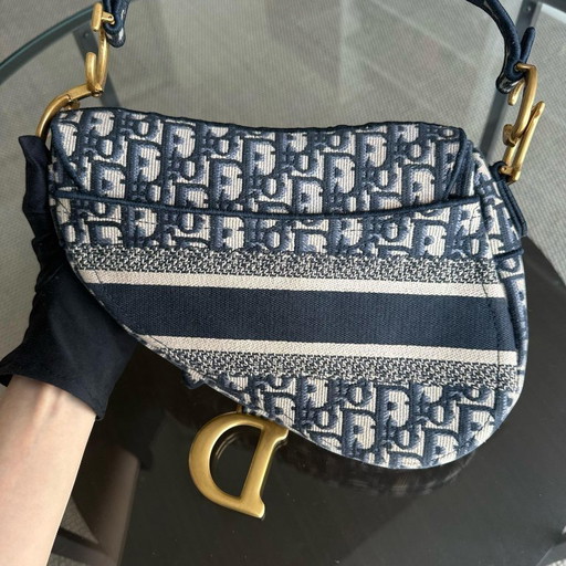 DIOR SADDLE MEDIUM - SCHRÄGES CANVAS-MONOGRAMM, DUNKELBLAU, GOLDENE BESCHLÄGE