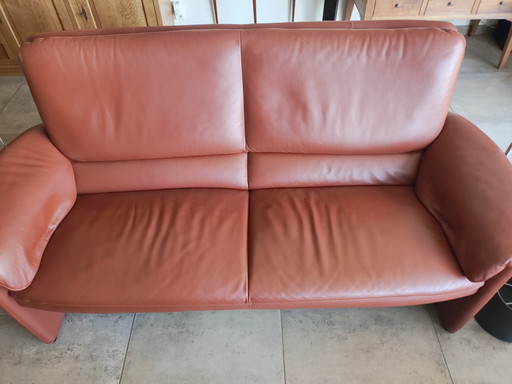 Due divani Leolux a 2,5 posti, in pelle Catalpa