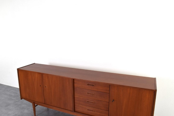 Image 1 of Buffet danois en teck, style milieu du XXe siècle, années 1960.