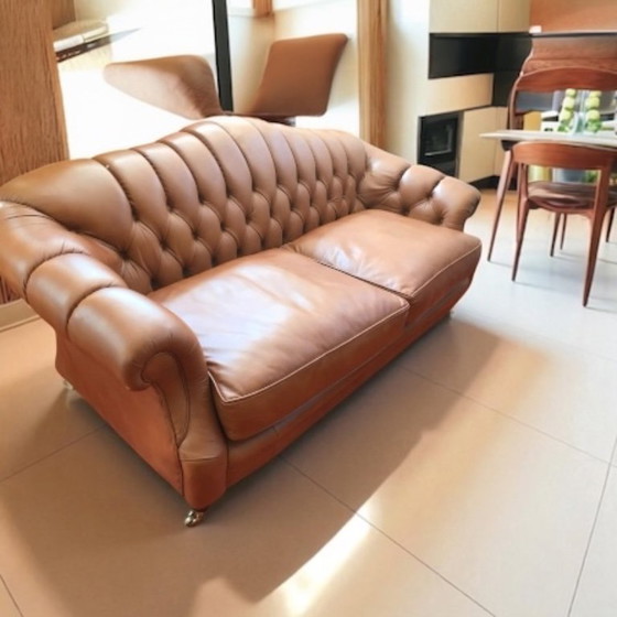 Image 1 of Sofá Chesterfield 194 cm de ancho de cuero marrón con patas de latón con ruedas