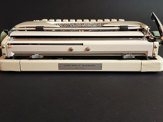 Image 1 of Olympia Splendid33 typemachine, volledig gerestaureerd, met koffer, 1964