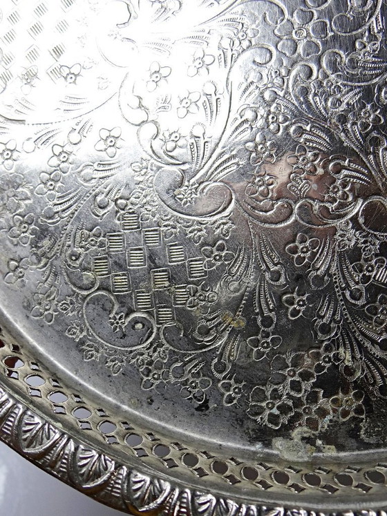Image 1 of Klein Marokkaans theeblad op driepoot van verzilverd metaal, met vintage gebeitelde decoratie.