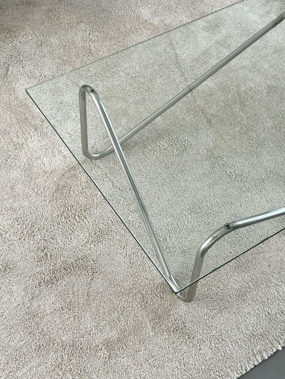 Image 1 of Table basse vintage en verre avec structure tubulaire chromée – style Bauhaus