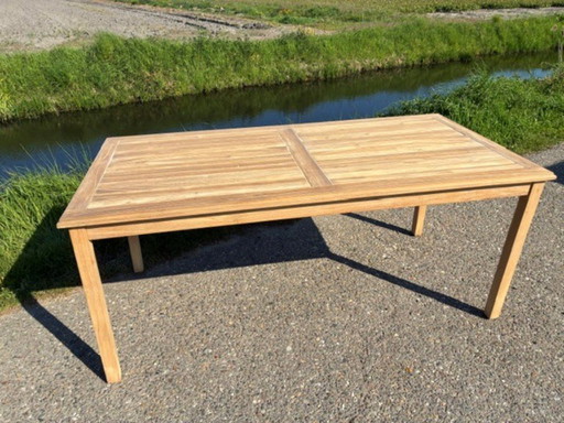 Prachtige massief teakhouten tuintafel als NIEUW
