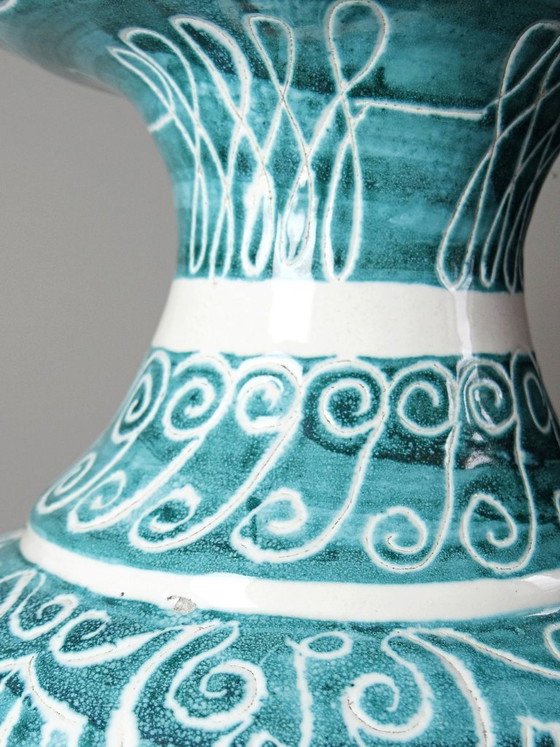 Image 1 of Grote vintage balustervaas van turkooizen keramiek met ingesneden decoratie.