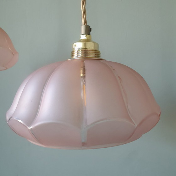 Image 1 of Ensemble de 2 suspensions vintage en verre opalin rose pastel, élégantes en forme de rosace.