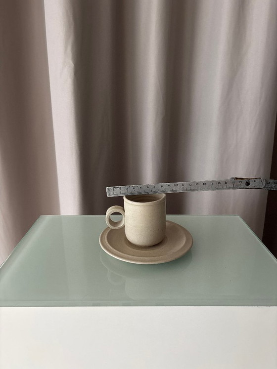 Tazze e piattini in ceramica fatti a mano, set da quattro, Stoviglie, Beige, Organic Modern (foto 11 di 11)