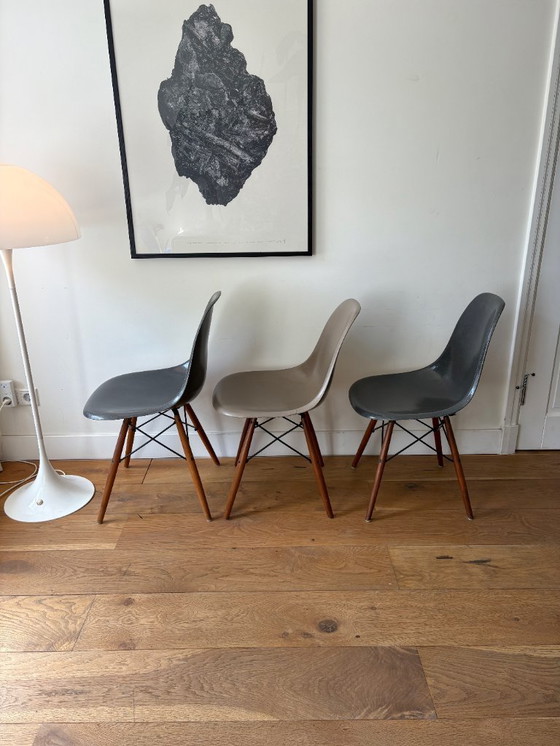 Image 1 of 3 Vintage Eames DSW Fiberglass Stoelen (Herman Miller) – Elephant Grey & Greige – Walnut Base