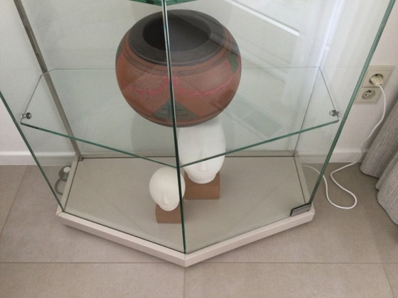 Image 1 of Glasvitrine mit Beleuchtung. Vollständig aus Glas gefertigt.