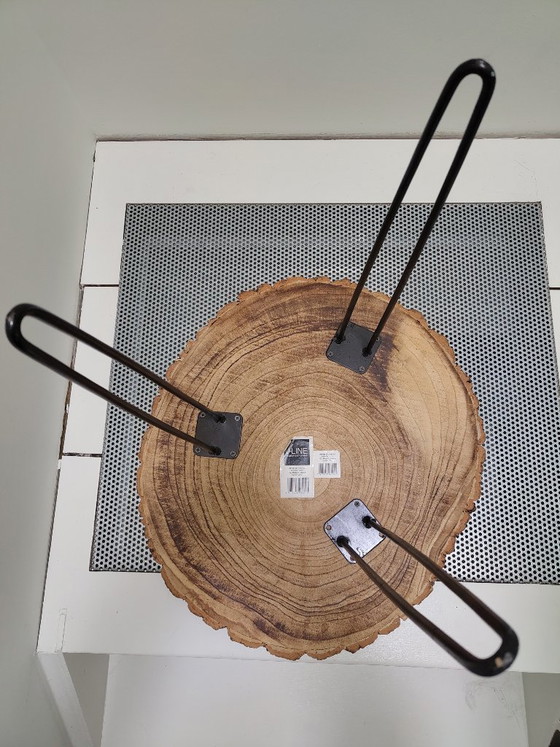 Image 1 of Mesa auxiliar única de hierro y rodaja de árbol – Estilo Pomax