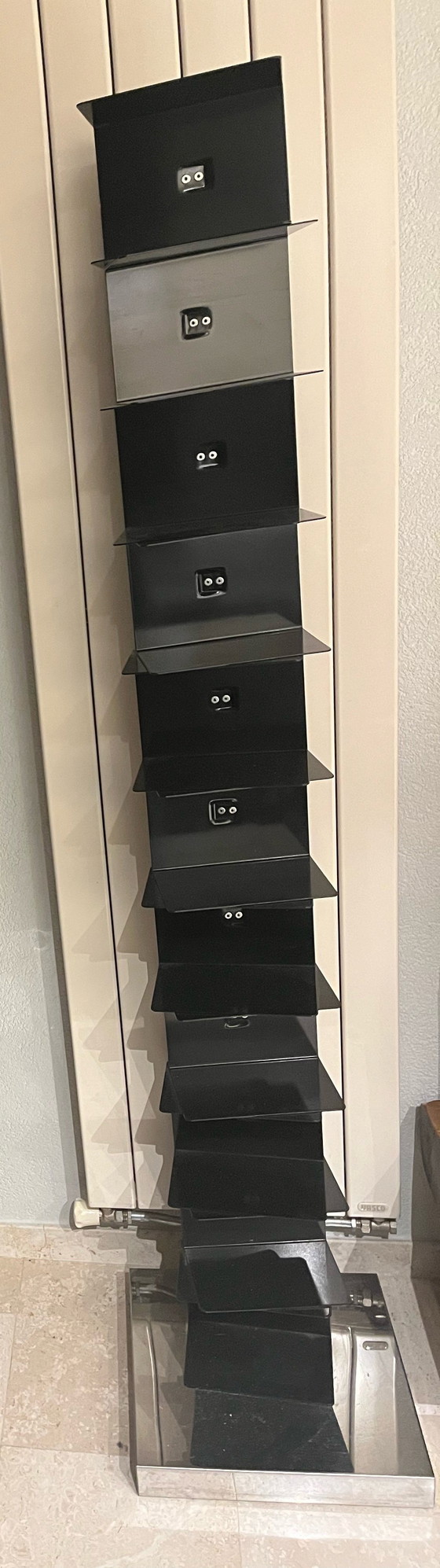 Image 1 of Atril para amantes del diseño. Atril vertical muy bonito y robusto, en color negro. Diseño.