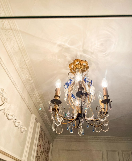 Image 1 of Lampadario antico a gabbia in bronzo dorato, con luce in cristallo di Murano color zaffiro.