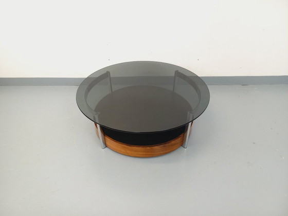 Image 1 of Vintage Italiaanse ronde salontafel uit de jaren 60/70, gemaakt van gebogen palissanderhout, verchroomd metaal en gerookt glas.