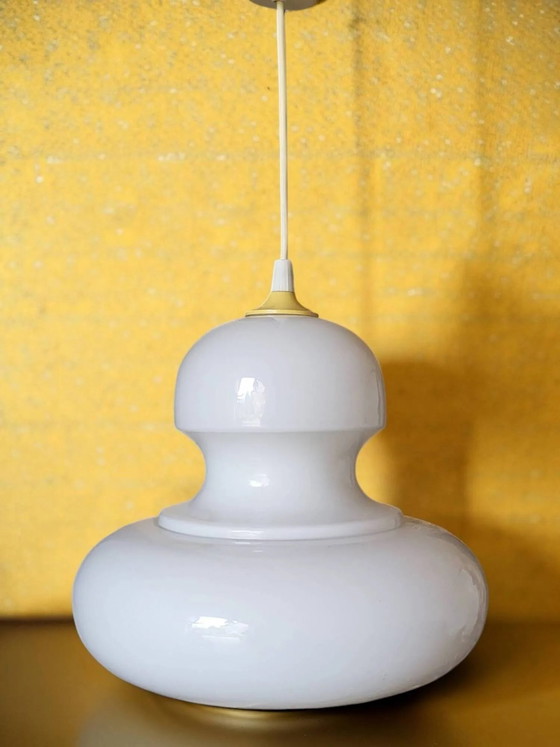 Pendelleuchte aus Opalglas 1970er Jahre – Pendelleuchten (photo 3 of 8)