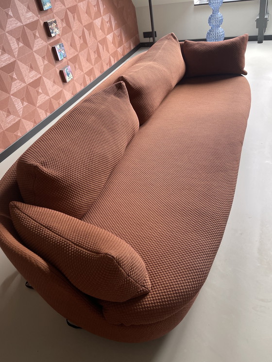 Image 1 of Designbank Moooi Bart – Terracotta, 3-zits, zacht gewatteerd en elegant