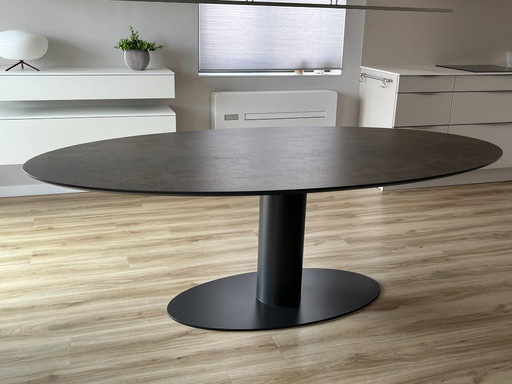 Preciosa mesa de comedor ovalada Metaform con tablero de cerámica Orfis.