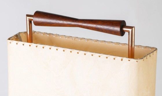 Image 1 of Staande lamp van hout en kopergeplateerd metaal, lampenkappen van perkament.
