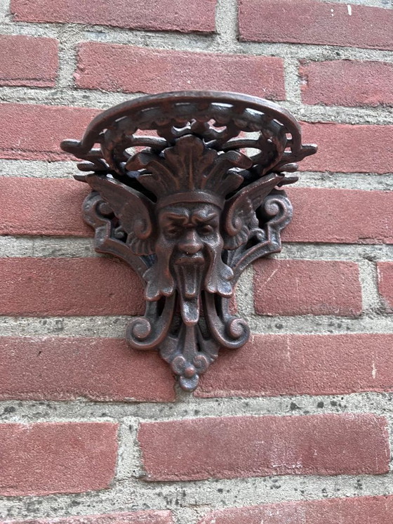 Image 1 of Consola de hierro fundido con cara decorativa