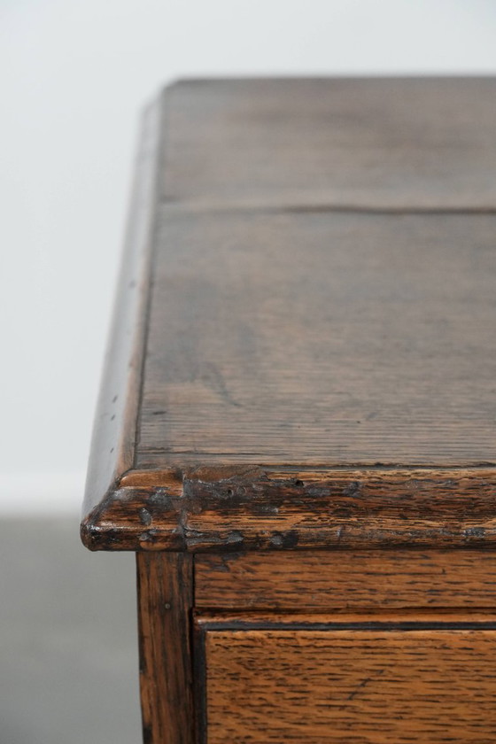 Image 1 of Commode anglaise ancienne en chêne du XVIIIe siècle