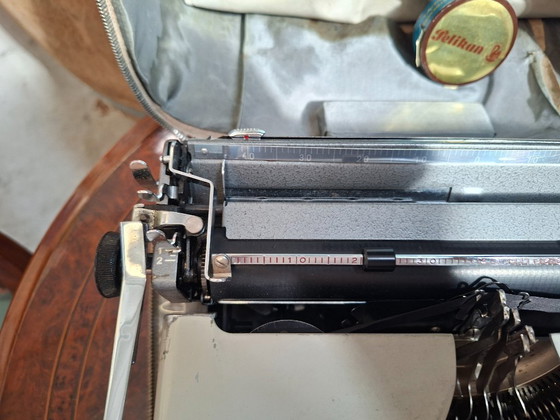 Image 1 of Remington Travel-Riter Deluxe (années 1960) + Documentation originale
