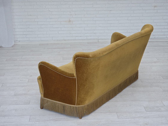Image 1 of Canapé danois 3 places des années 1960, velours d'ameublement jaune miel, bois de hêtre