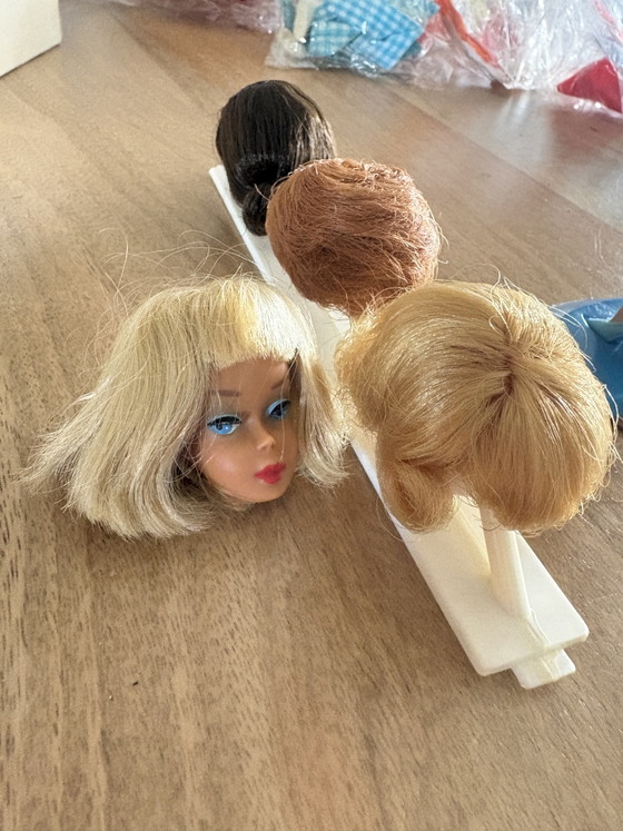 Image 1 of Barbie vintage avec plein de vêtements