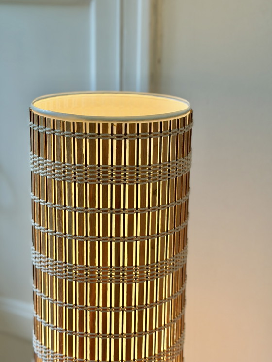 Lámpara de pie de mediados de siglo con pantalla cilíndrica de madera, años 60-70. – Lámparas de pie, Metal (photo 5 of 11)
