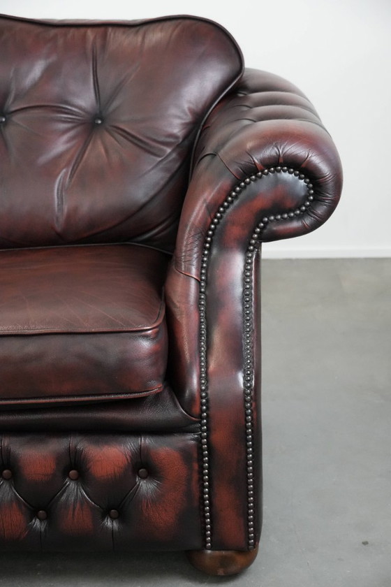 Image 1 of Rotes 2,5-Sitzer-Chesterfield-Sofa auf Rollen im englischen Stil
