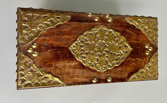 Image 1 of Handgemaakte houten doos met messing beslag – decoratief vintage stuk