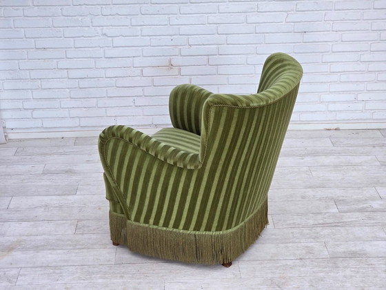 Image 1 of Sillón danés de los años 60, tapizado original en terciopelo verde.