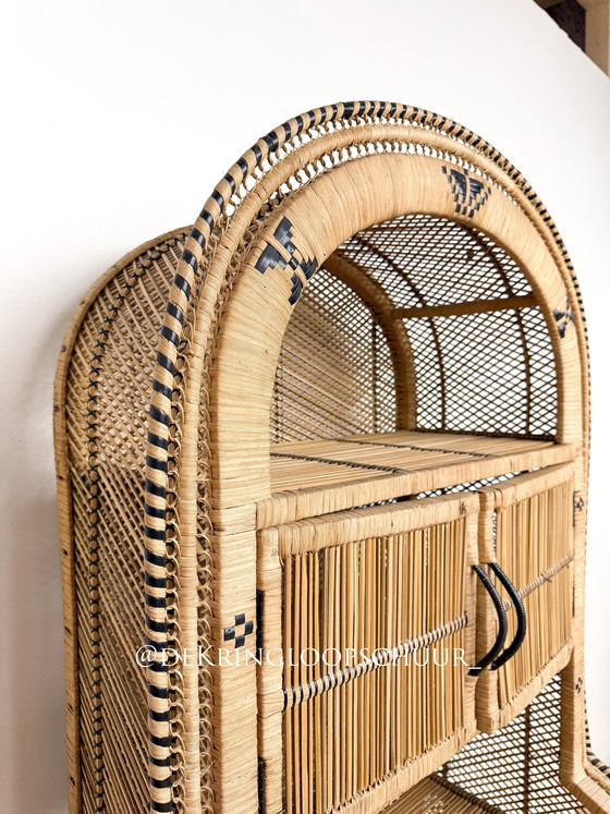 Image 1 of Bibliothèque-armoire vintage bohème en rotin et osier, à arc.