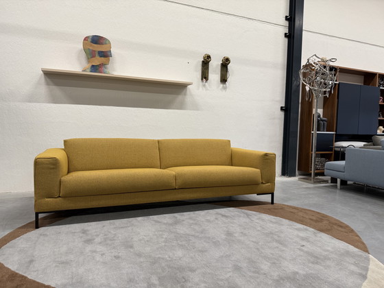 Image 1 of Diseño en stock Sofá Aikon de 4 plazas de tela amarilla