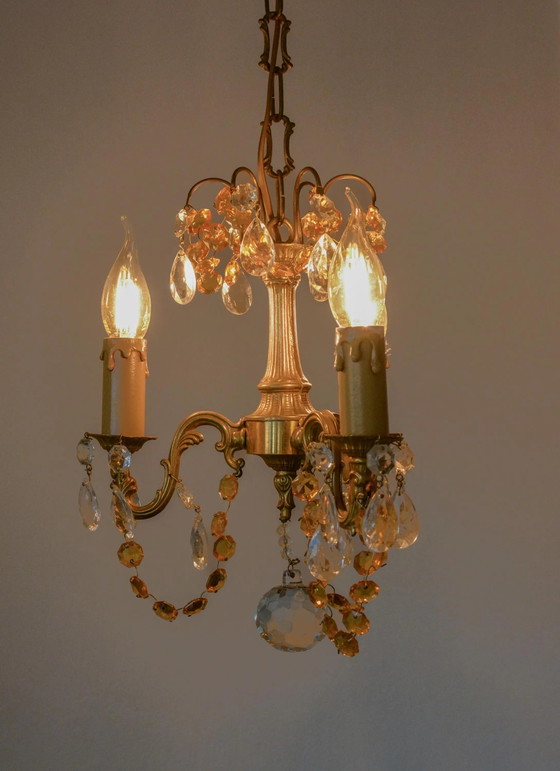 Piccolo Lampadario Francese in Ottone, Cristallo Ambra, 3 Luci, Anni '60 – Crystal, Brass, Parisian Style (photo 9 of 9)
