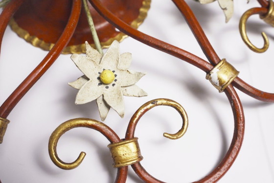 Image 1 of Lampada da soffitto italiana Tole a forma di petalo, colore rosso, oro e bianco, con motivo floreale, stile Mid-Century.