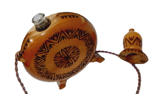 Image 1 of Flacon en bois pyrogravé roumain vintage de 20 cm