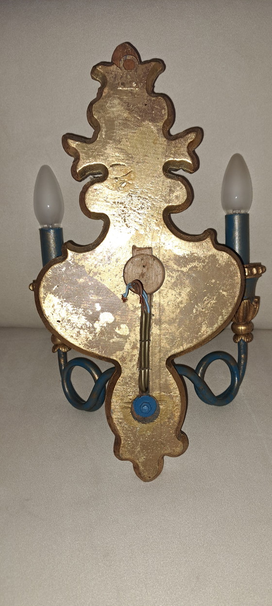 Image 1 of Set van twee vintage Italiaanse Florentijnse wandlampen, goud en turkooizen, van hout, 2 lichtpunten, Hollywood Regency-stijl.