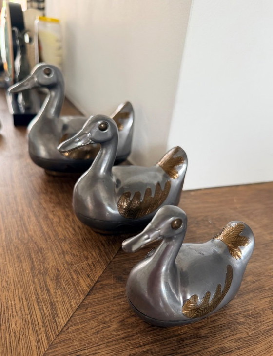 Image 1 of Tres preciosos patos de peltre de la década de 1970 procedentes de Hong Kong.