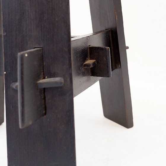 Image 1 of Vintage driepootkruk van zwart gebeitst hout met pen-en-gatverbindingen.