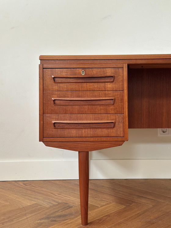 Image 1 of Scrivania dal design vintage in legno di teak danese, anni '50/'60/'70