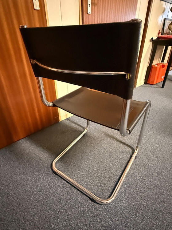 Mesa de tubo cromado con cristal ahumado gris y 4 sillas de cuero. – Conjuntos de comedor, Glass, Leather (photo 9 of 9)