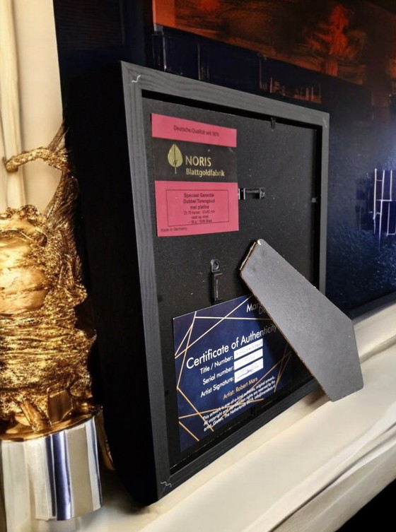 Image 1 of Premio YouTube per il dito medio in oro 23kt con cornice