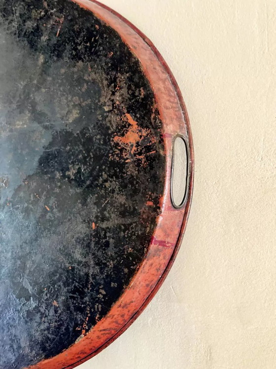 Image 1 of Grote ovale, beschilderde metalen schaal met landschapsmotief, circa 1800.