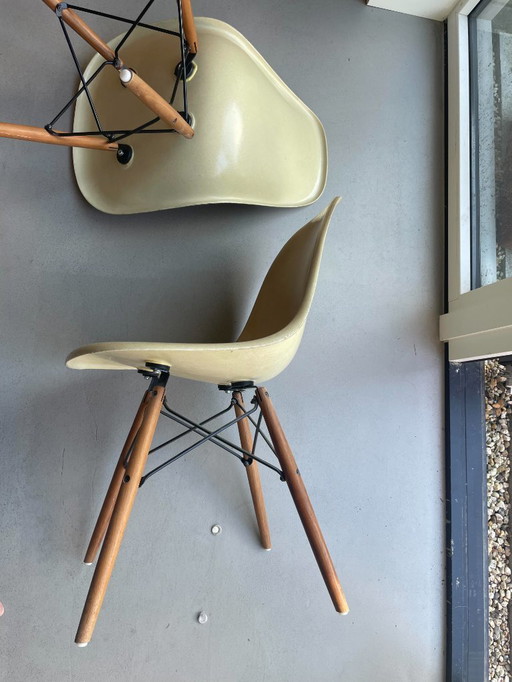 2x beige Herman Miller Eames chair fiberglas DSW