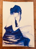 Retrato en acuarela monocromático azul índigo de una mujer "saliendo del baño".