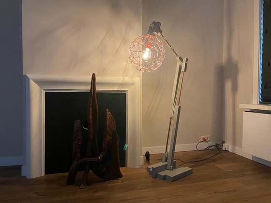 Op maat gemaakte grijze houten vloerlamp met koperkleurige kop – Vloerlampen, Metal, Rubber (photo 3 of 20)