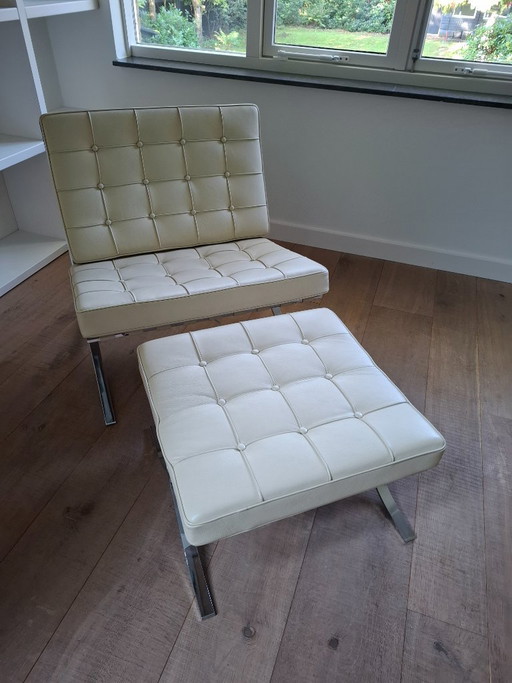 Barcelona Chair mit Hocker – Steelform Reproduktion – Cremefarben