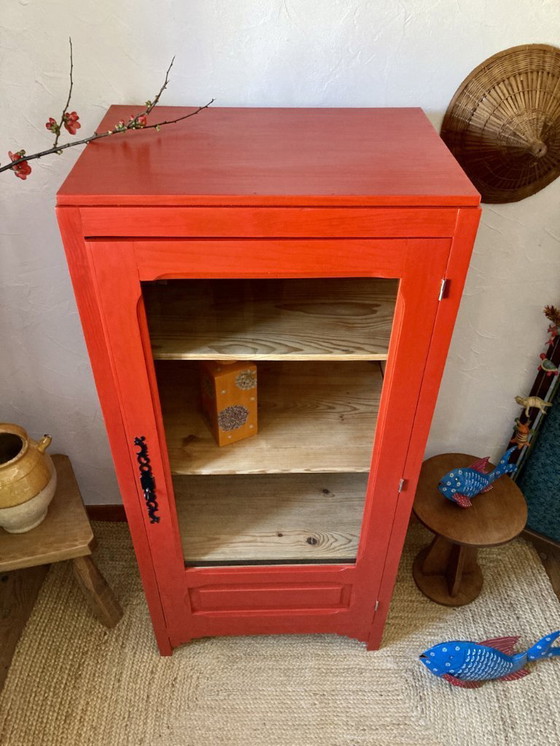 Image 1 of Kledingkast met glazen front, gemaakt van massief grenenhout.