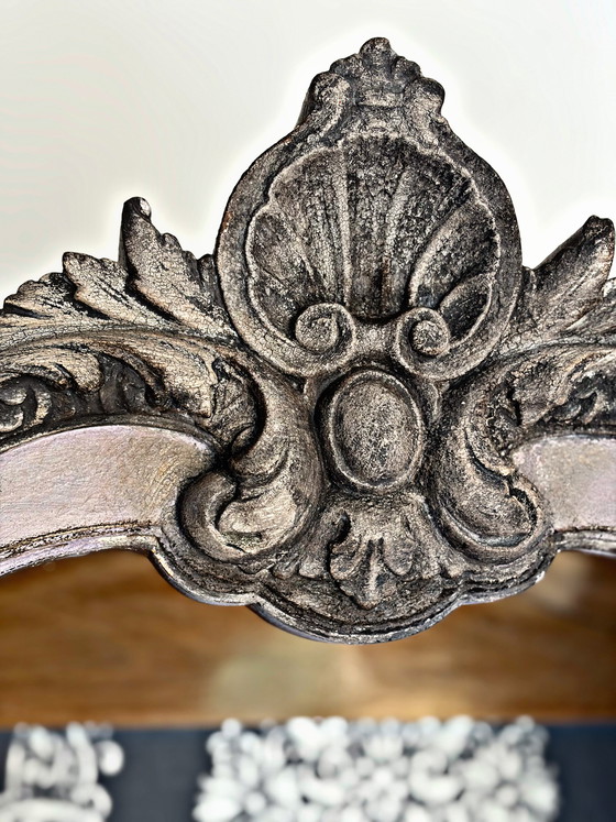 Image 1 of Vitrina rococó Luis XV con pátina: una pieza única con encanto atemporal.